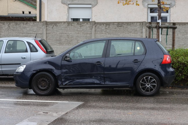 Rettung und Polizei nach Kreuzungscrash in Wels-Lichtenegg im Einsatz