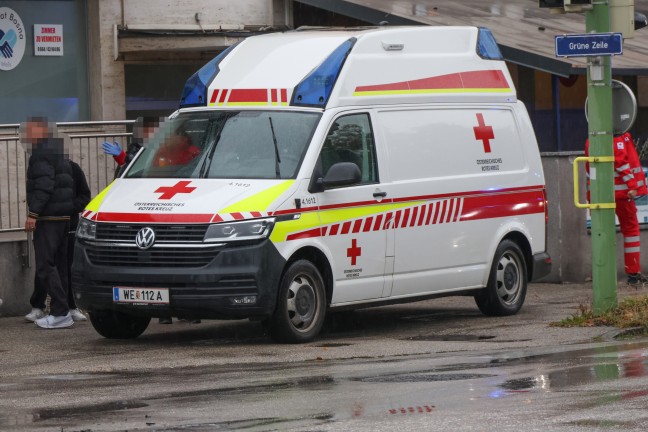 Rettung und Polizei nach Kreuzungscrash in Wels-Lichtenegg im Einsatz