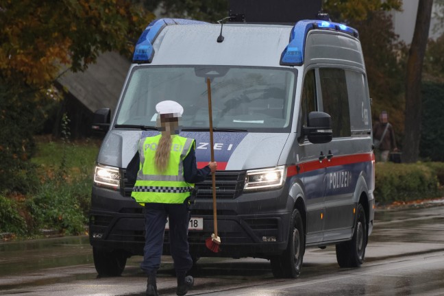 Rettung und Polizei nach Kreuzungscrash in Wels-Lichtenegg im Einsatz