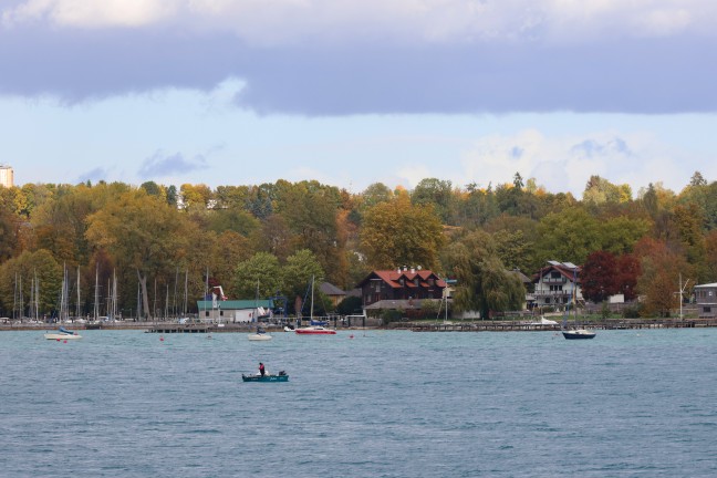 Sch�rfling am Attersee: Einsatzkr�fte zur Rettung eines Kitesurfers aus dem Attersee alarmiert