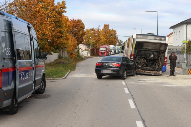 Schwerer Crash: Auto ins Heck eines Linienbusses in Wels-Vogelweide gekracht