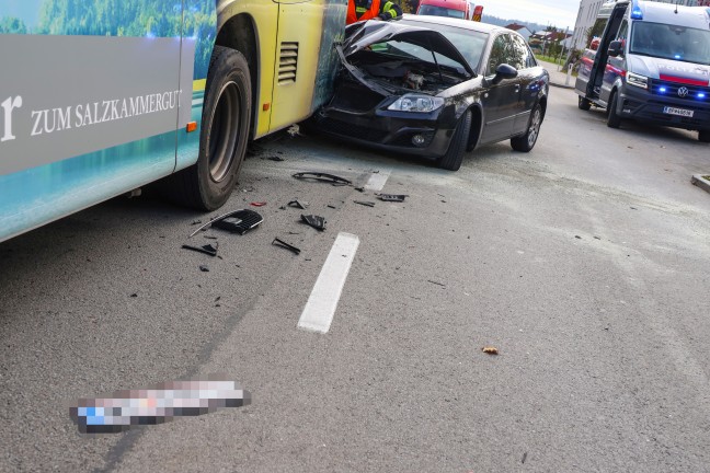 Schwerer Crash: Auto ins Heck eines Linienbusses in Wels-Vogelweide gekracht
