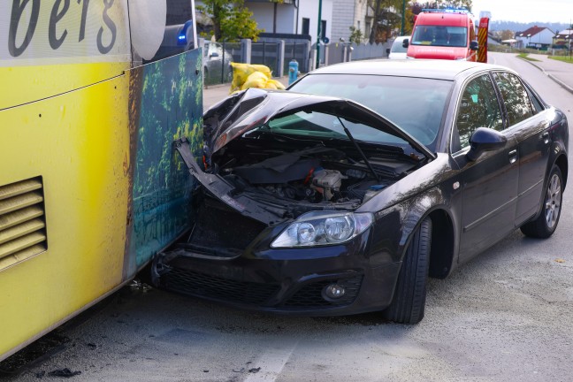 Schwerer Crash: Auto ins Heck eines Linienbusses in Wels-Vogelweide gekracht