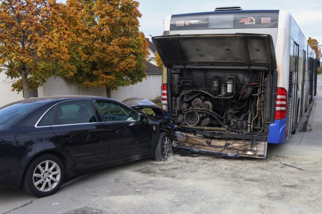Schwerer Crash: Auto ins Heck eines Linienbusses in Wels-Vogelweide gekracht