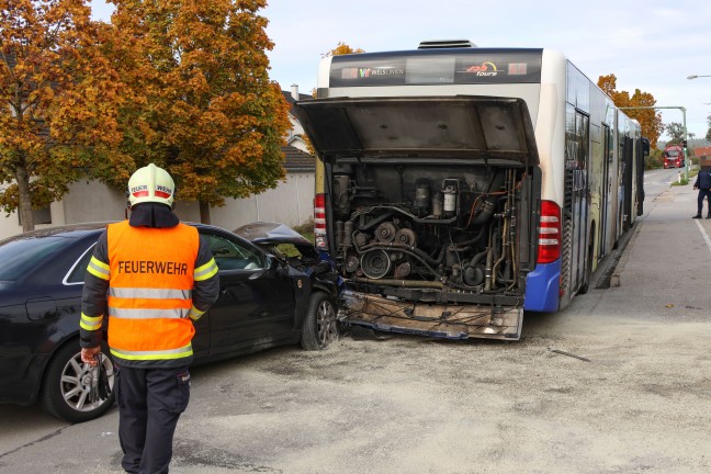 Schwerer Crash: Auto ins Heck eines Linienbusses in Wels-Vogelweide gekracht