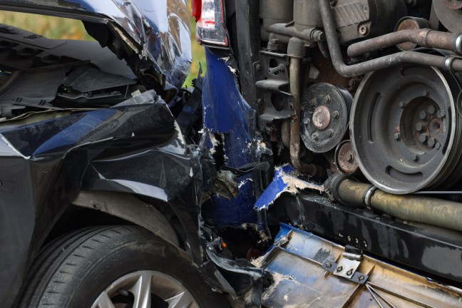 Schwerer Crash: Auto ins Heck eines Linienbusses in Wels-Vogelweide gekracht