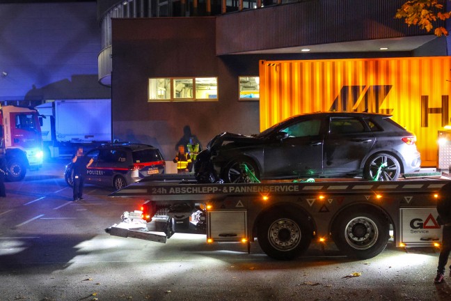 Auto durch Zaun geschl�pft: Aufr�umarbeiten nach Verkehrsunfall in Gunskirchen