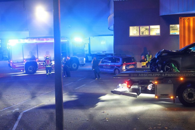 Auto durch Zaun geschl�pft: Aufr�umarbeiten nach Verkehrsunfall in Gunskirchen
