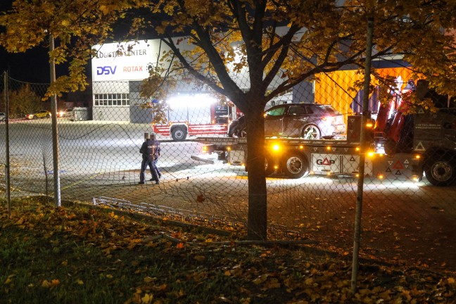 Auto durch Zaun geschl�pft: Aufr�umarbeiten nach Verkehrsunfall in Gunskirchen