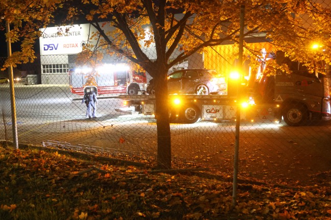 Auto durch Zaun geschl�pft: Aufr�umarbeiten nach Verkehrsunfall in Gunskirchen