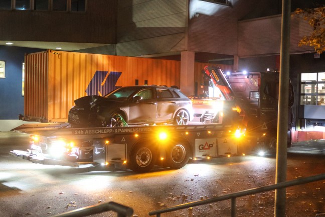 Auto durch Zaun geschl�pft: Aufr�umarbeiten nach Verkehrsunfall in Gunskirchen