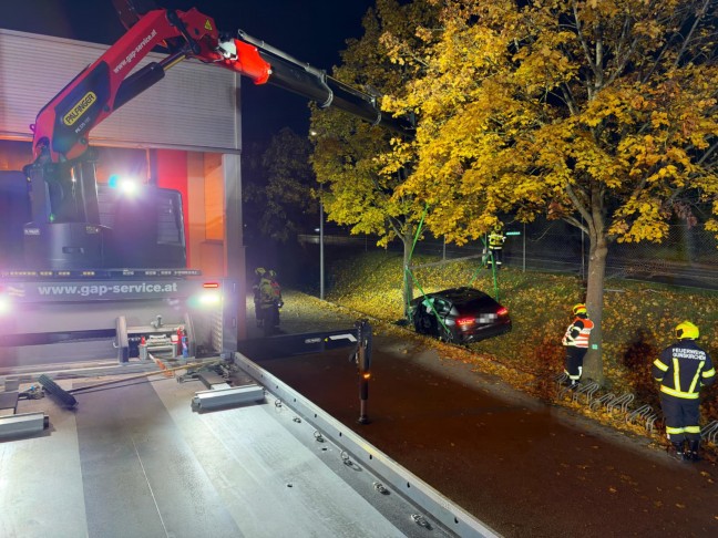 Auto durch Zaun geschl�pft: Aufr�umarbeiten nach Verkehrsunfall in Gunskirchen