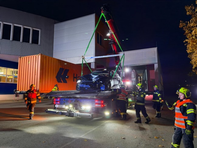 Auto durch Zaun geschl�pft: Aufr�umarbeiten nach Verkehrsunfall in Gunskirchen