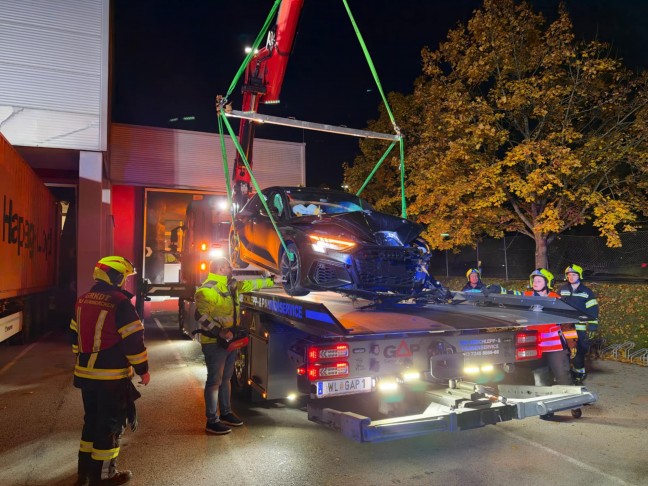 Auto durch Zaun geschl�pft: Aufr�umarbeiten nach Verkehrsunfall in Gunskirchen