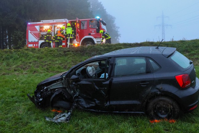 Personenrettung nach schwerem Crash zwischen zwei PKW in Taiskirchen im Innkreis