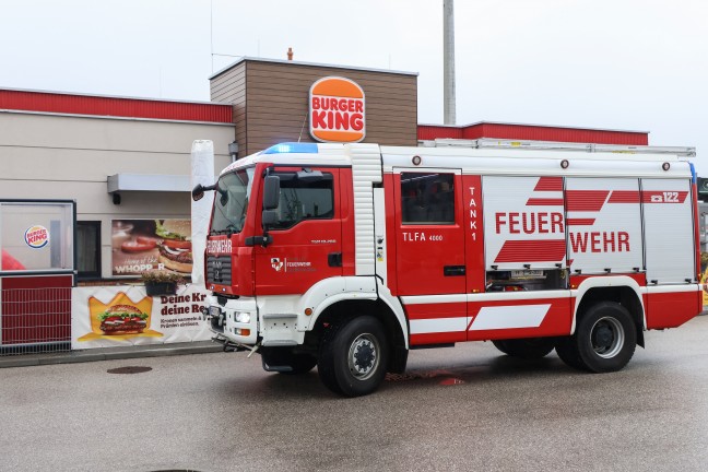 Einsatzkr�fte bei Brand in einem Schnellrestaurant in Eberstalzell im Einsatz