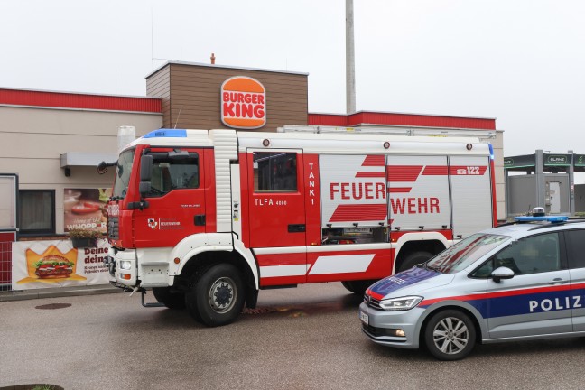 Einsatzkr�fte bei Brand in einem Schnellrestaurant in Eberstalzell im Einsatz