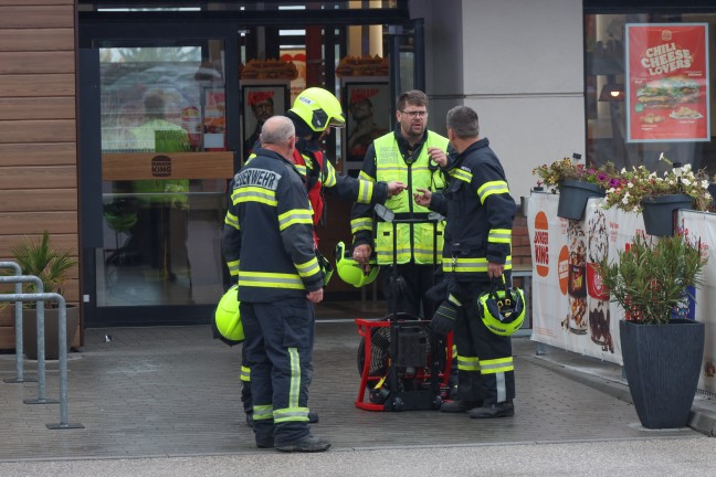 Einsatzkr�fte bei Brand in einem Schnellrestaurant in Eberstalzell im Einsatz