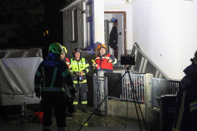 Bei Brand: Hausbewohnerin in Traun von Nachbarn mit Leiter aus Wohnhaus gerettet