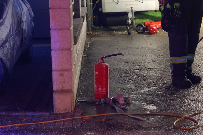 Bei Brand: Hausbewohnerin in Traun von Nachbarn mit Leiter aus Wohnhaus gerettet