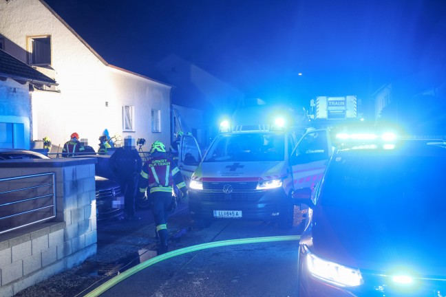 Bei Brand: Hausbewohnerin in Traun von Nachbarn mit Leiter aus Wohnhaus gerettet