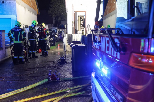 Bei Brand: Hausbewohnerin in Traun von Nachbarn mit Leiter aus Wohnhaus gerettet