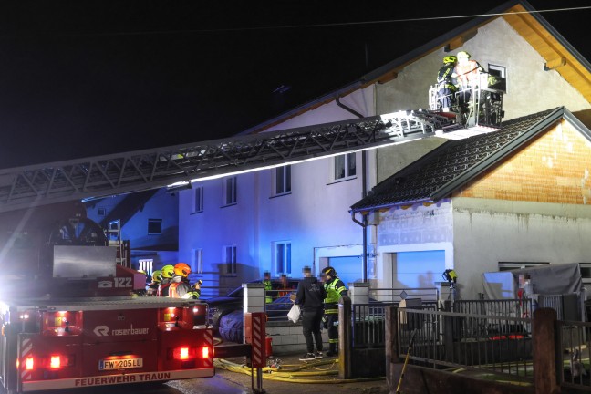 Bei Brand: Hausbewohnerin in Traun von Nachbarn mit Leiter aus Wohnhaus gerettet