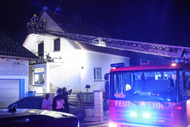 Bei Brand: Hausbewohnerin in Traun von Nachbarn mit Leiter aus Wohnhaus gerettet
