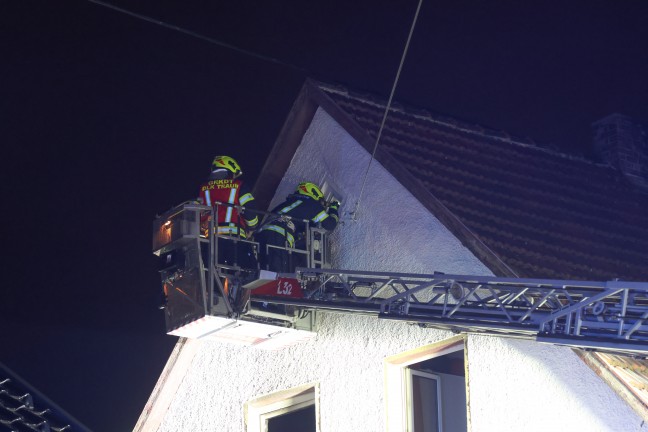 Bei Brand: Hausbewohnerin in Traun von Nachbarn mit Leiter aus Wohnhaus gerettet