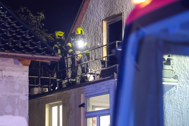 Bei Brand: Hausbewohnerin in Traun von Nachbarn mit Leiter aus Wohnhaus gerettet