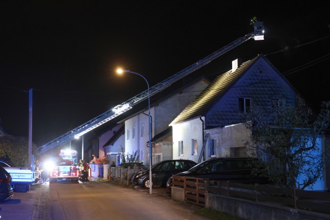 Bei Brand: Hausbewohnerin in Traun von Nachbarn mit Leiter aus Wohnhaus gerettet
