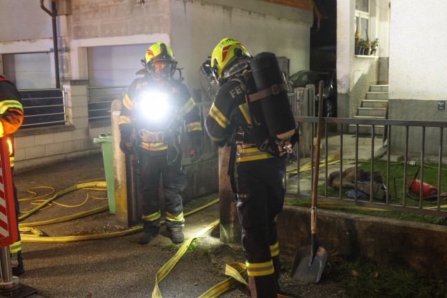Bei Brand: Hausbewohnerin in Traun von Nachbarn mit Leiter aus Wohnhaus gerettet