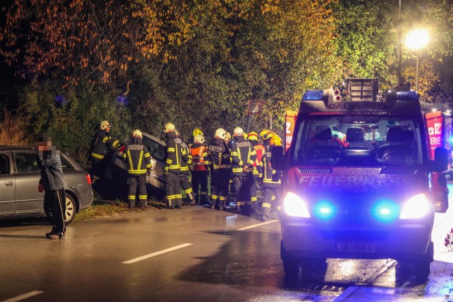 Auto in Seitenlage: PKW-Lenker ben�tigte nach Unfall in Gallspach Unterst�tzung der Einsatzkr�fte