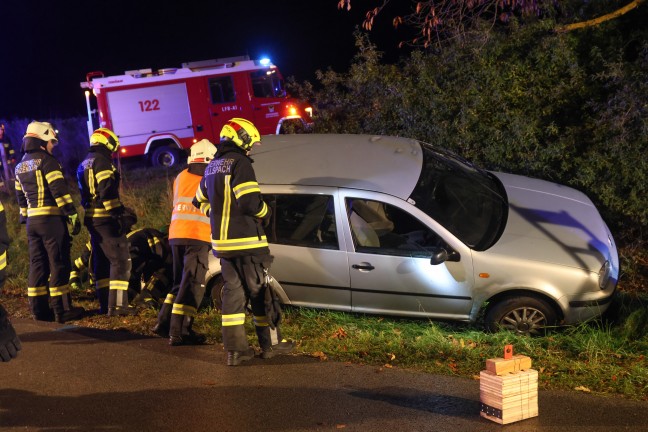Auto in Seitenlage: PKW-Lenker ben�tigte nach Unfall in Gallspach Unterst�tzung der Einsatzkr�fte