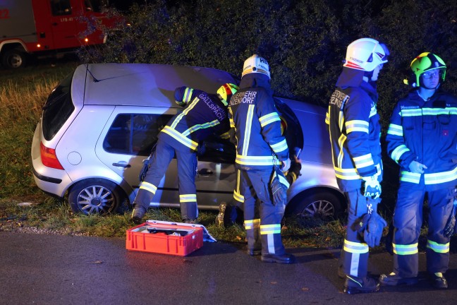 Auto in Seitenlage: PKW-Lenker ben�tigte nach Unfall in Gallspach Unterst�tzung der Einsatzkr�fte
