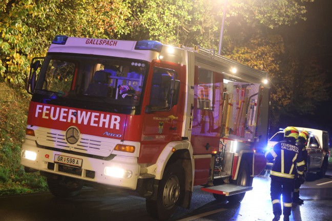 Auto in Seitenlage: PKW-Lenker ben�tigte nach Unfall in Gallspach Unterst�tzung der Einsatzkr�fte
