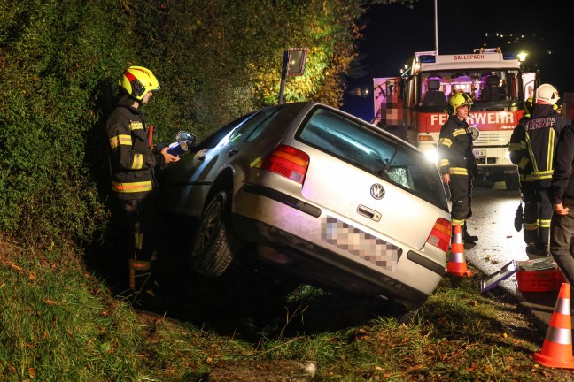 Auto in Seitenlage: PKW-Lenker ben�tigte nach Unfall in Gallspach Unterst�tzung der Einsatzkr�fte