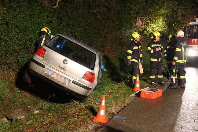 Auto in Seitenlage: PKW-Lenker ben�tigte nach Unfall in Gallspach Unterst�tzung der Einsatzkr�fte