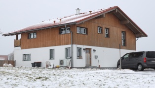 Mord: Frau (42) bei Beziehungsstreit in Weißenkirchen im Attergau mit Schusswaffe tödlich verletzt