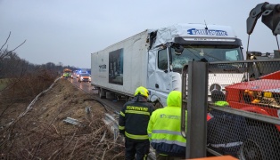 LKW auf Welser Autobahn bei Pucking von Straße abgekommen und in Böschung gelandet