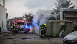 Brand einer Müllinsel bei einem Gebäude in Marchtrenk