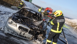 Auto in Neukirchen am Walde während Fahrt in Flammen aufgegangen