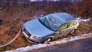 Fahrzeug bei Verkehrsunfall in Waldburg in Böschung geschleudert