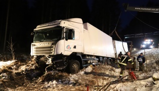 Langwierige LKW-Bergung: Schwerfahrzeug bei Verkehrsunfall in Waldburg von der Straße abgekommen
