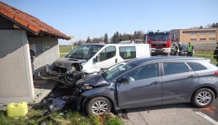 Unfallfahrzeuge bei Frontalkollision auf Hausruckstraße in Eberschwang gegen Wartehäuschen gekracht