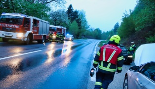 Drei Feuerwehren bei gemeldetem Fahrzeugbrand nach Wildunfall in Kirchschlag bei Linz im Einsatz