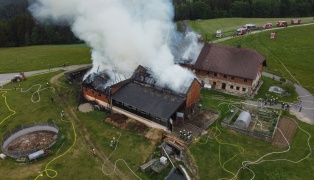 14 Feuerwehren bei Großbrand auf Bauernhof in St. Johann am Wimberg im Einsatz