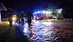 Unwetterfront mit schwerem Gewitter sorgt für Hunderte Einsätze der Feuerwehren