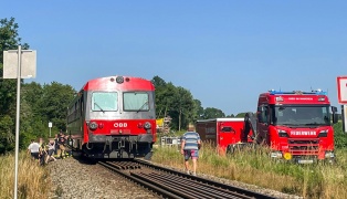 PKW auf Bahnübergang in Mehrnbach mit Triebwagen kollidiert
