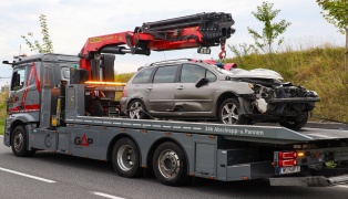 Schwerer Verkehrsunfall: Auto auf Wiener Straße in Neukirchen bei Lambach überschlagen